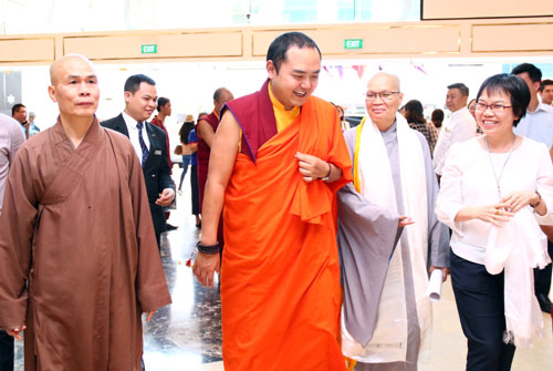 Đức Nhiếp chính vương Gyalwa Dokhampa đến TP HCM ngày 31/12/2018. Ảnh: Đức Tâm.