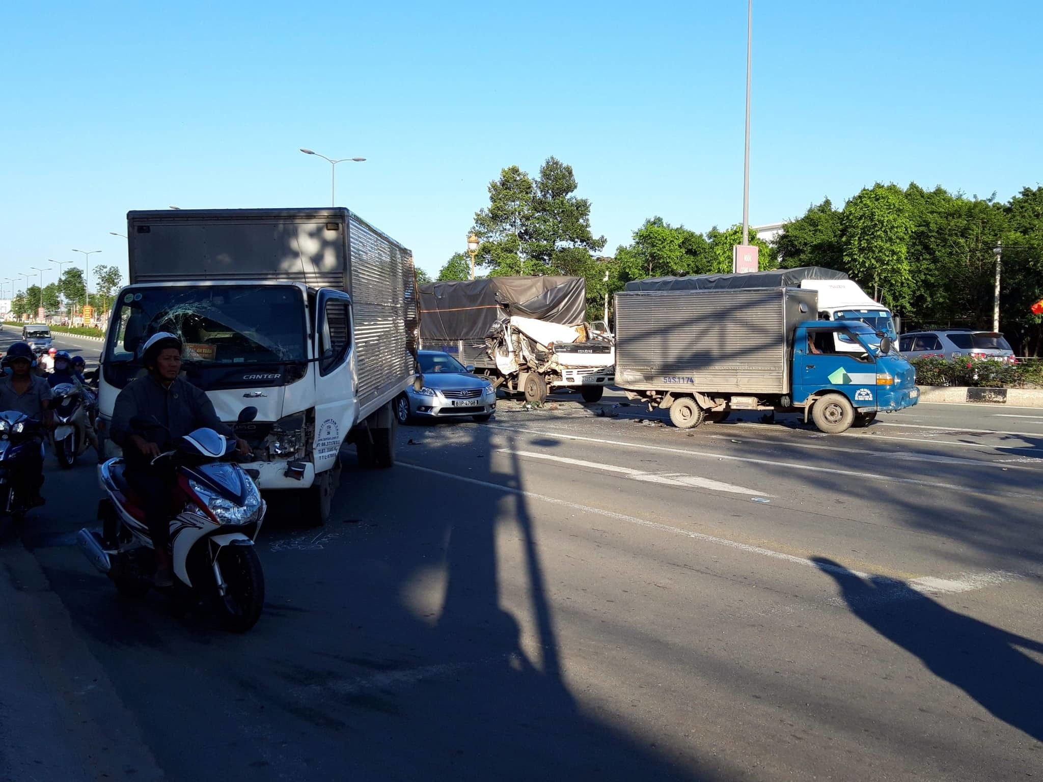 2 xe tải bị tông khi dừng đèn đỏ, nhiều người bị thương