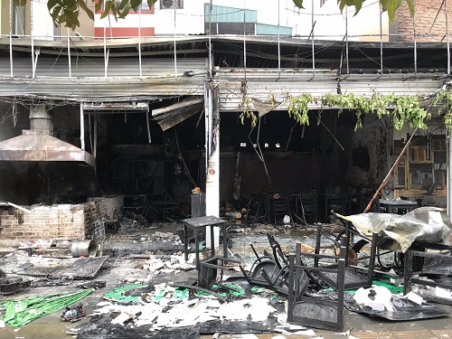 Cửa hàng bị cháy nằm trên phố Nguyễn Văn Huyên. Ảnh: Gia Chính