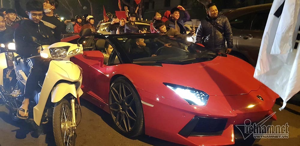 Việt Nam chiến thắng: Lamborghini chở Tuấn Hưng cùng vợ đỏ rực trên phố