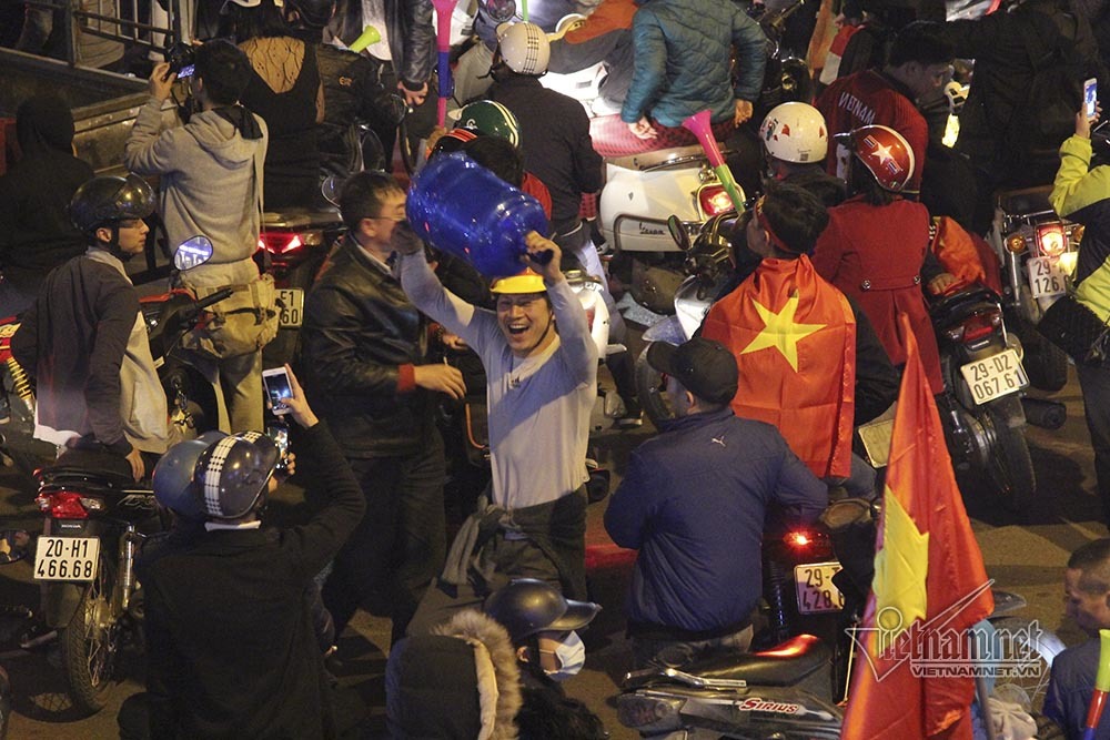 Việt Nam chiến thắng: Lamborghini chở Tuấn Hưng cùng vợ đỏ rực trên phố