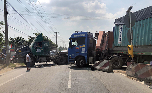 Hiện trường hai xe container đâm nhau trên quốc lộ 1A, đoạn qua Vĩnh Long. Ảnh: Cửu Long 