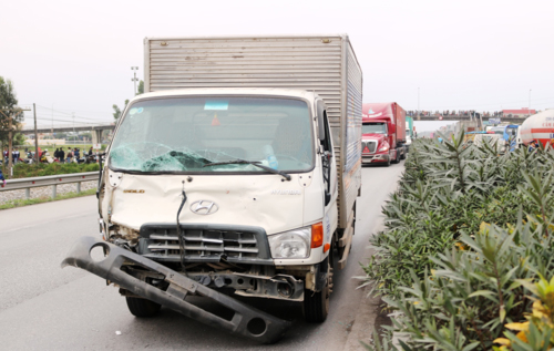 Chiếc xe tải do tài xế Lương Văn Tâm (dương tính với ma túy) lái đâm vào đoàn người đi viếng nghĩa trang liệt sỹ ở Hải Dương khiến 8 người chết và 8 người bị thương. Ảnh: Giang Chinh