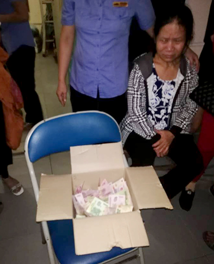 Ga Bình Thuận cùng hành khách quyên góp hơn 20 triệu giúp đỡ người phụ nữ mất tiền khi đi tàu, hôm qua. Ảnh: Văn Minh