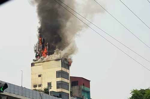 Gia chủ đốt vàng mã gây cháy trên sân thượng ngôi nhà 9 tầng ở Hà Nội tháng 10/2018. Ảnh: Lê Ngọc