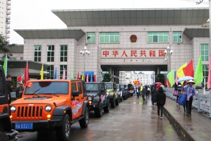 Xe du lịch tự lái Trung Quốc được tiếp tục vào Hạ Long