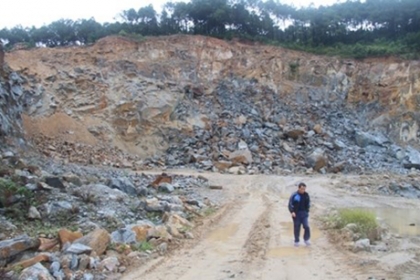 Doanh nghiệp nổ mìn làm đá bay vào vườn nhiều hộ dân ở Hà Tĩnh