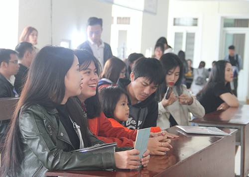 Hàng trăm người dân ở Hà Tĩnh đi làm hộ chiếu trong ngày đầu năm mới. Ảnh: Đức Hùng