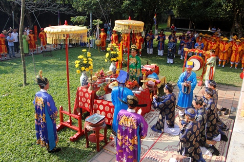 Lễ hạ nêu được tổ chức theo nghi thực của triều Nguyễn xưa. Ảnh: Võ Thạnh