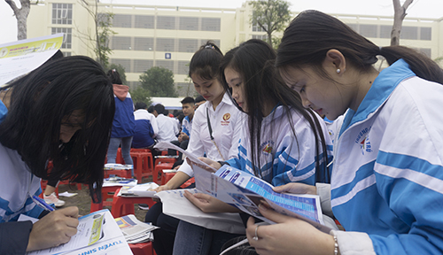 Học sinh cuối cấp ở Thanh Hoá tìm hiểu thông tin tuyển sinh trong đợt tư vấn do Bộ Giáo dục và Đào tạo vừa phối hợp tổ chức. Ảnh: Lê Hoàng.