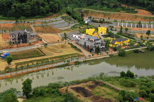 Một tổ hợp công trình trên địa bàn xã Minh Trí, huyện Sóc Sơn. Ảnh: Gia Chính.