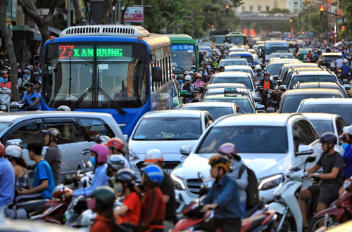 Đường phố Sài Gòn ken đặc ôtô, xe máy vào giờ cao điểm. Ảnh: Hữu Khoa
