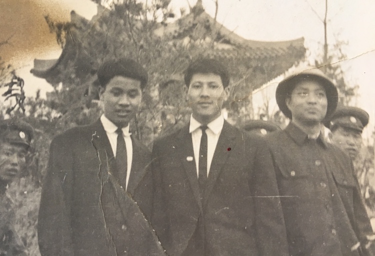 Lê Ngọc Minh (giữa) trong thời gian học võ thuật ở Triều Tiên. Ảnh: NVCC