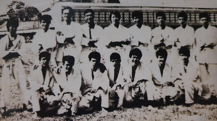 Võ sư Lê Ngọc Minh (đứng, thứ 5 từ trái qua) huấn luyện võ thuật chiến đấu cho các chiến sĩ quân đội nhân dân Việt Nam tại Hoàng Diệu, Hà Nội. Ảnh: NVCC