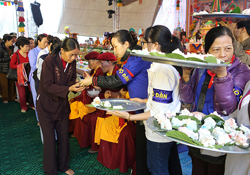 Các suất bánh gato được cắt và đặt trên lá mít để phát cho Phật tử.