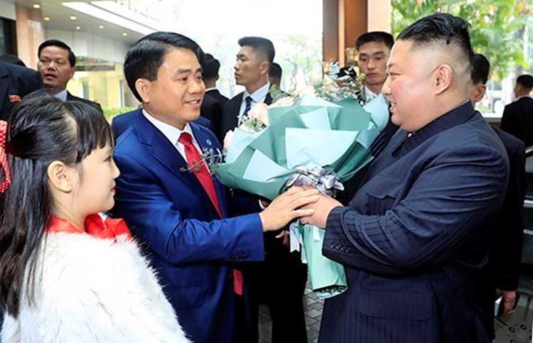 Chủ tịch UBND Hà Nội Nguyễn Đức Chung đón ông Kim Jong-un tại sảnh khách sạn Melia. Ảnh: VGP.