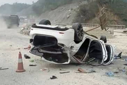 Ba người gặp nạn trong xe Mazda6 lật ngửa trên cao tốc