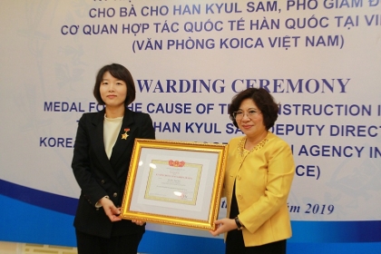 Thứ trưởng Phan Thị Mỹ Linh trao kỷ niệm chương cho Phó Giám đốc  Koica tại Việt Nam