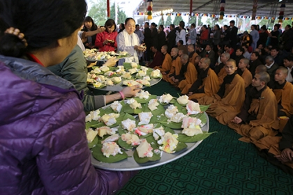 Đức Gyalwang Drukpa chia lộc 7.000 phần bánh gato trên lá mít