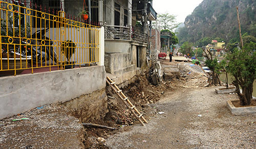 Vết sụt lún ven kênh Gà kéo dài khoảng 60 m và chưa dừng lại. Ảnh: Lam Sơn.