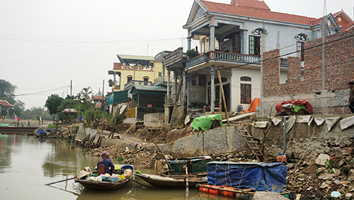 Vết sụt lún khiến cuộc sống của cả trăm hộ dân bị ảnh hưởng. Ảnh: Lam Sơn.