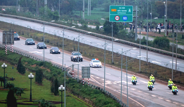 Đoàn xe của Triều Tiên chạy trên quốc lộ 1 ngày 16/2. Ảnh: Lê Anh Tú. 