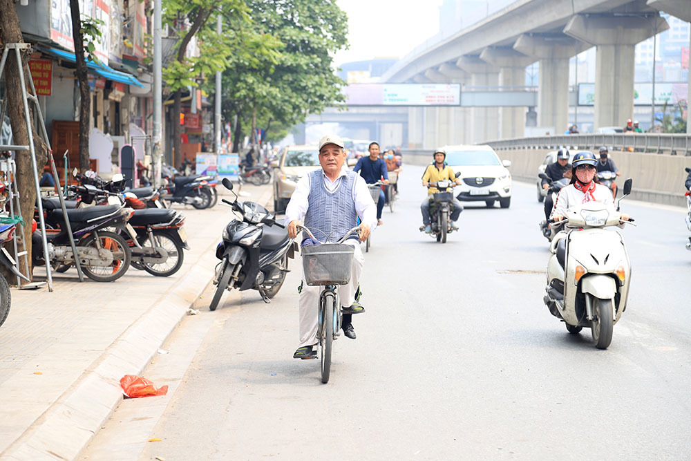 Cấm xe máy đường Lê Văn Lương: Cụ ông thốt lên, phi thực tế, sao họ làm được