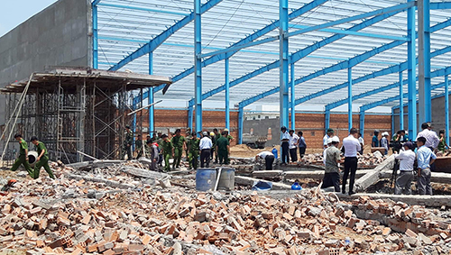 Hiện trường vụ sập công trình nhà xưởng tại khu công nghiệp Long Hồ. Ảnh: Vĩnh Nam