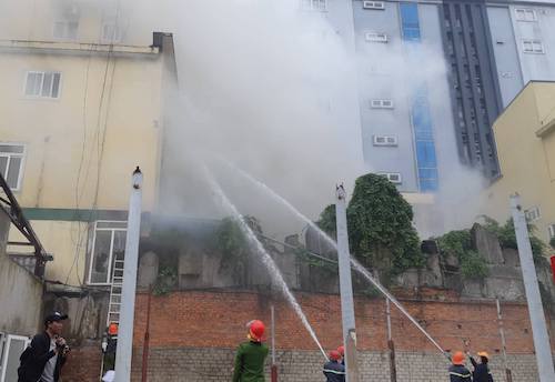 Cảnh sát chữa cháy phun nước. Ảnh: Nguyễn Hải.
