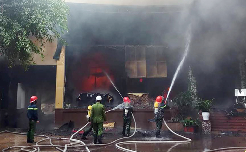 Cảnh sát phun nước dập lửa. Ảnh: Nguyễn Hải.