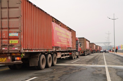 Xe container làm các thủ tục xuất nhập khẩu hàng hóa qua cầu Bắc Luân II. Ảnh: B.M