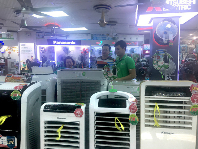 Nhu cầu mua sắm các thiết bị chống nóng gia tăng tại nhiều trung tâm điện máy