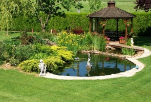 Xu hướng thiết kế sân vườn có hồ nước hiện nay