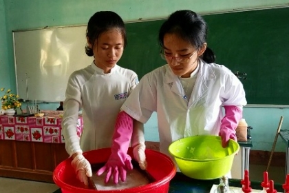 Hai nữ sinh làm giấy chống thấm từ bã mía, vỏ tôm