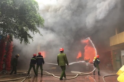 Cháy khách sạn 8 tầng ở Nghệ An, một người chết
