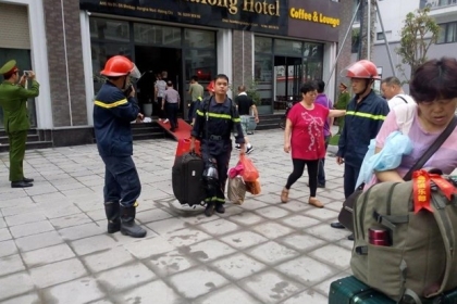 Cháy khách sạn ở Hạ Long, giải cứu 5 du khách Trung Quốc mắc kẹt
