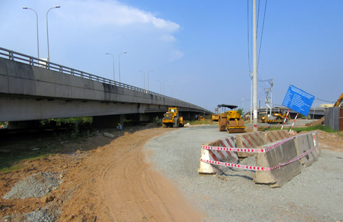 Một trường hợp người dân chiếm dụng hành lang an toàn cao tốc xây dựng đường đi tại quận 9. Ảnh: Vân Quỳnh