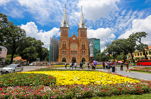 Nhà thờ Đức Bà Sài Gòn đang được rào chắn để trùng tu. Ảnh: Quỳnh Trần