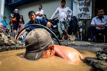 Những người dầm mình sửa ống nước ngầm ở Sài Gòn