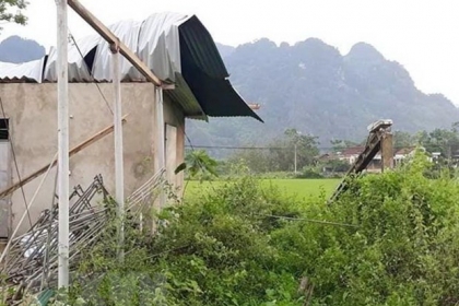 Lốc xoáy khiến hàng chục ngôi nhà ở Quảng Bình bị tốc mái