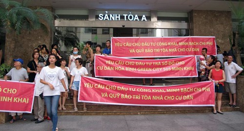  Cư dân tổ chức căng băng rôn tại một dự án ở Hà Nội. Ảnh: Cư dân cung cấp 