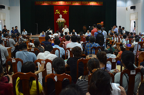 Người dân mua đất ngồi chất cứng Hội trường Ban tiếp công dân Quảng Nam để trao đôi với lãnh đạo tỉnh. Ảnh: Đắc Thành.