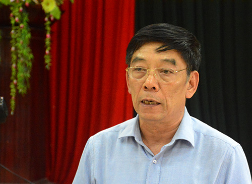 Đại tá Nguyễn Viết Lợi trả lời những thắc mắc của người dân mua dân mua đất. Ảnh: Đắc Thành.