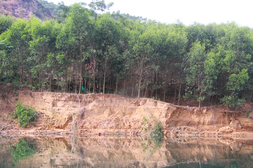 Thượng nguồn sông Bồ bị sạt lở nghiêm trọng do khai thác cát. Ảnh: Võ Thạnh