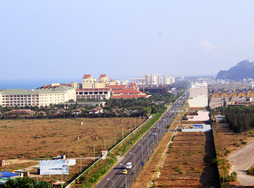 Nhiều dải đất ven biển Đà Nẵng đang bị người Trung Quốc thâu tóm bằng cách đưa người Việt đứng tên mua. Ảnh: Nguyễn Đông.