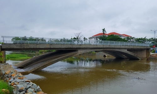 Cầu Lợi Nông đã hoàn thiện hơn 6 tháng song không sử dụng được vì thiếu đường dẫn. Ảnh: Võ Thạnh