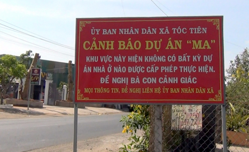Biển cảnh báo dự án ma được dựng ngay bên khu đất phân lô ở xã Tóc Tiên. Ảnh: Nguyễn Khoa.