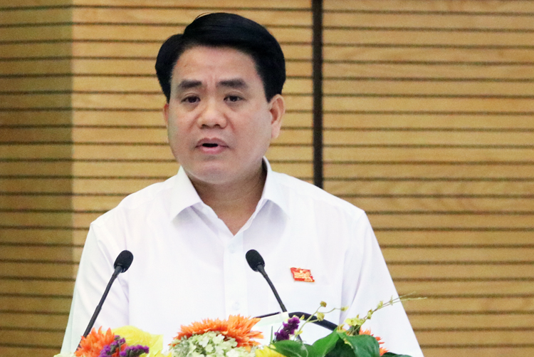 Chủ tịch UBND TP Hà Nội Nguyễn Đức Chung trả lời cử tri Hoàn Kiếm chiều 18/6. Ảnh: Võ Hải.