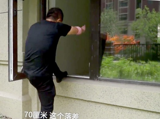  Gia chủ phải bám cửa sổ cao 70 cm vào nhà. Ảnh: Sina. 