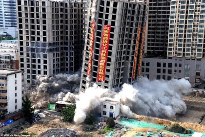 Vi phạm luật xây dựng, tòa nhà 20 tầng ở Trung Quốc bị đánh sập